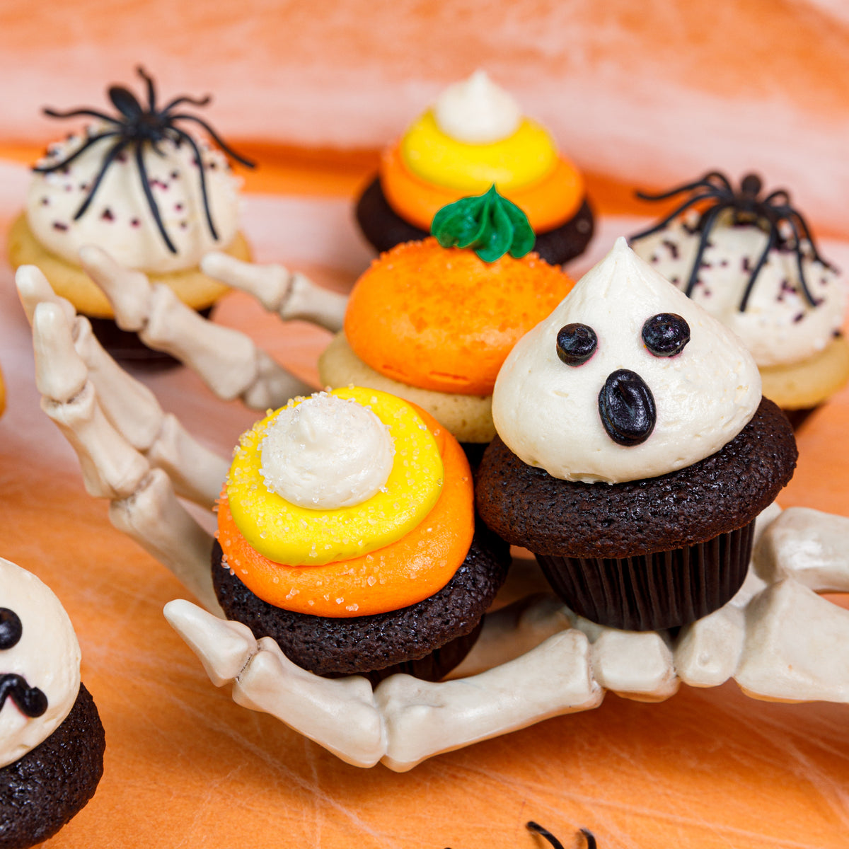 http://www.trophycupcakes.com/cdn/shop/files/mini-cupcakes-halloween-2023-detail-a_1200x1200.jpg?v=1696463827